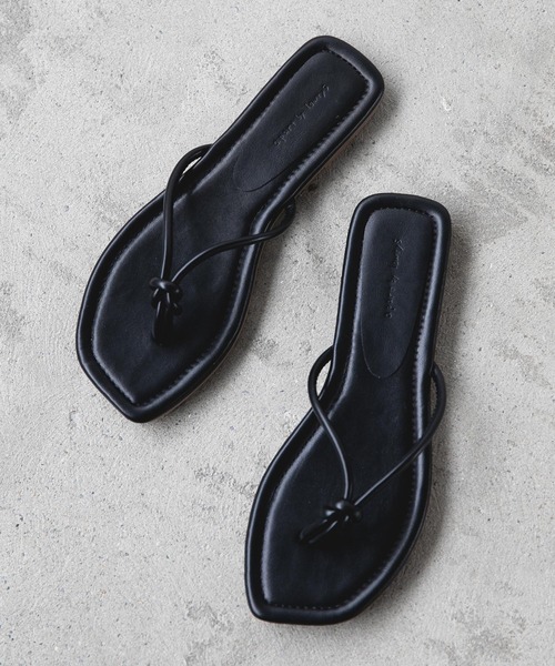 A part by(アパートバイ)の「スクエアトゥトングサンダル 945300(サンダル・レディース・ブラック/ベージュ/グリーン系その他4・MEDIUM/LARGE)」の1枚目の写真