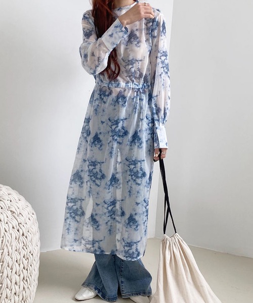 SMILE ORCHID(スマイルオーキッド)の「バッグデザインが目を引くシアープリントワンピース(ワンピース・レディース・ブルー・FREE)」の2枚目の写真