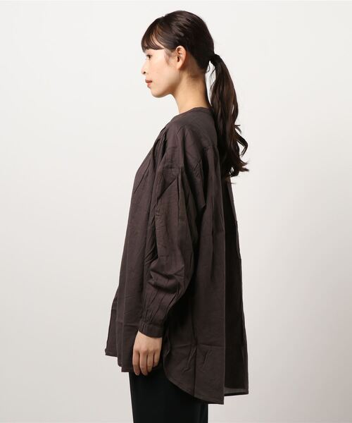 earth music&ecology（アースミュージックアンドエコロジー）の「C/Rギャザーブラウス ＊（シャツ/ブラウス・レディース・オフホワイト/ブラウン・FREE）」の4枚目の写真