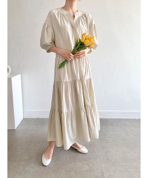 Jewelobe(ジュエローブ)の「ラウンドネックティアードマキシワンピース(ワンピース・レディース・ベージュ/ブラック・FREE)」の1枚目の写真