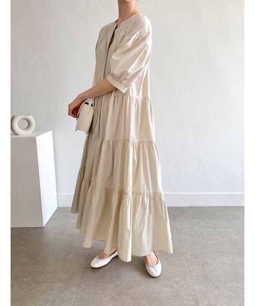 Jewelobe(ジュエローブ)の「ラウンドネックティアードマキシワンピース(ワンピース・レディース・ベージュ/ブラック・FREE)」の3枚目の写真