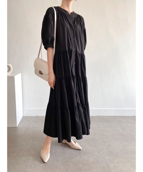 Jewelobe(ジュエローブ)の「ラウンドネックティアードマキシワンピース(ワンピース・レディース・ベージュ/ブラック・FREE)」の4枚目の写真