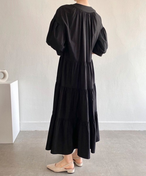 Jewelobe(ジュエローブ)の「ラウンドネックティアードマキシワンピース(ワンピース・レディース・ベージュ/ブラック・FREE)」の8枚目の写真