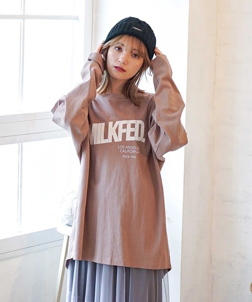 MILKFED.(ミルクフェド)の「BACK SLIT LOGO TOP(Tシャツ/カットソー・レディース・ホワイト/チャコール/ベージュ・ONE SIZE)」の1枚目の写真