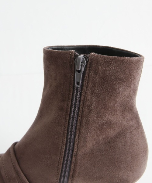 tocco closet(トッコ クローゼット)の「ビジューバックル付きフェイクスエードショートブーツ(ブーツ・レディース・チャコールグレー/ブラック/ブラウン・S/M/L)」の5枚目の写真