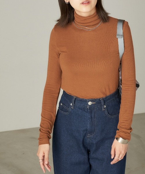 Chaco closet(チャコ クローゼット)の「強撚テンセルタートルネックカットソー(Tシャツ/カットソー・レディース・ホワイト/ブラウン/ブラック/グレー/ベージュ/オレンジ・FREE)」の5枚目の写真