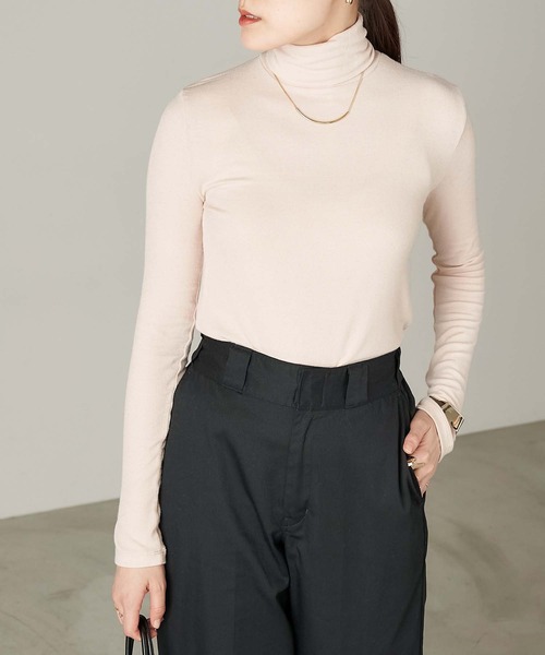 Chaco closet(チャコ クローゼット)の「強撚テンセルタートルネックカットソー(Tシャツ/カットソー・レディース・ホワイト/ブラウン/ブラック/グレー/ベージュ/オレンジ・FREE)」の2枚目の写真