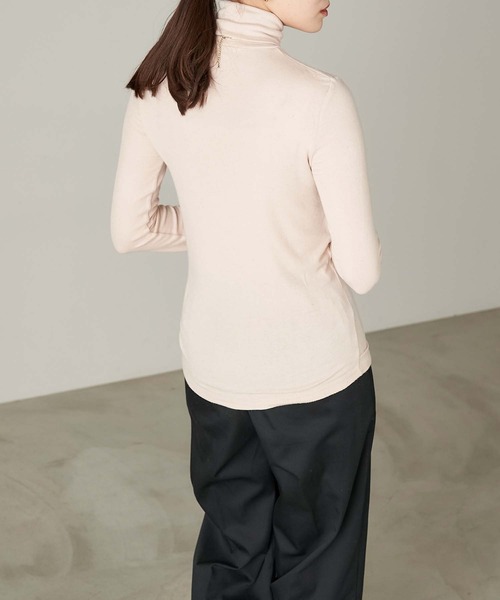 Chaco closet(チャコ クローゼット)の「強撚テンセルタートルネックカットソー(Tシャツ/カットソー・レディース・ホワイト/ブラウン/ブラック/グレー/ベージュ/オレンジ・FREE)」の10枚目の写真