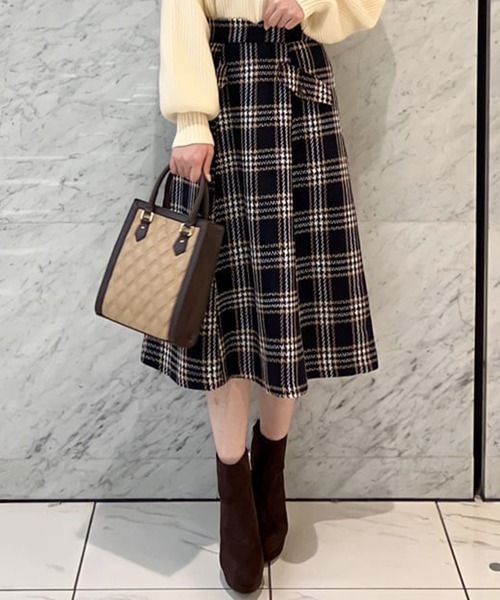 31 Sons de mode(トランテアン ソン ドゥ モード)の「フラップ付きセミフレアチェックスカート(スカート・レディース・ブラック/レッド/ダークブラウン・36/38)」の2枚目の写真
