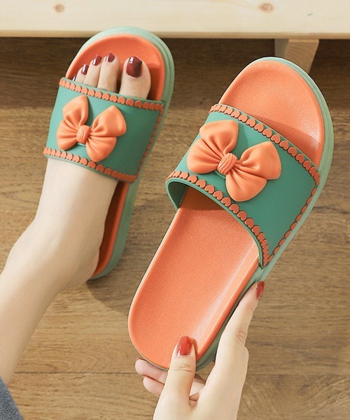 Fun & Daily（ファンアンドデイリー）の「PVCカラーリボンイージーサンダル（サンダル・レディース・ピンク/イエロー/グリーン/オレンジ・SMALL/MEDIUM）」の2枚目の写真