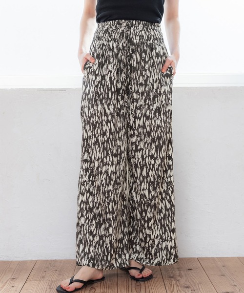 coca（coca）（コカ）の「ペインティングリラックスパンツ（その他パンツ・レディース・ブラック/アイボリー・SHORT/LONG）」の2枚目の写真