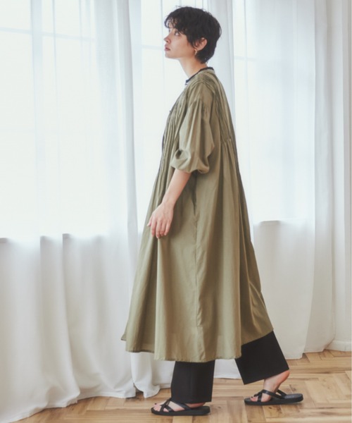 ANGIE（アンジー）の「コットンピンタックシャツワンピース（シャツワンピース・レディース・カーキ/スミクロ/ライトベージュ/オフホワイト・FREE）」の4枚目の写真