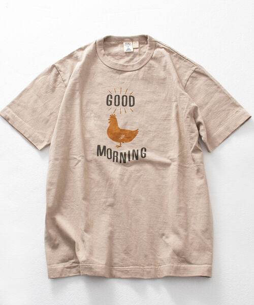 BARNS OUTFITTERS(バーンズアウトフィッターズ)の「【BARNS OUTFITTERS】別注 吊り編みTシャツ GOOD MORNING ニワトリ(Tシャツ/カットソー・メンズ・ベージュ/レッド/ホワイト・LARGE/SMALL/X-LARGE/MEDIUM)」の2枚目の写真