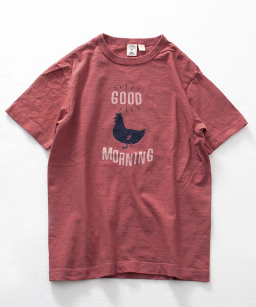 BARNS OUTFITTERS(バーンズアウトフィッターズ)の「【BARNS OUTFITTERS】別注 吊り編みTシャツ GOOD MORNING ニワトリ(Tシャツ/カットソー・メンズ・ベージュ/レッド/ホワイト・LARGE/SMALL/X-LARGE/MEDIUM)」の3枚目の写真