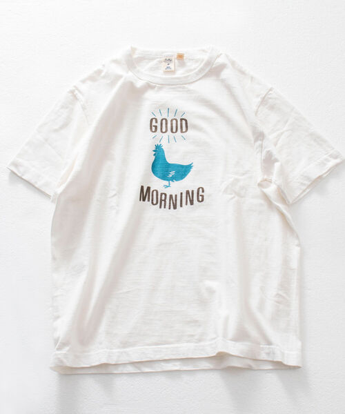 BARNS OUTFITTERS(バーンズアウトフィッターズ)の「【BARNS OUTFITTERS】別注 吊り編みTシャツ GOOD MORNING ニワトリ(Tシャツ/カットソー・メンズ・ベージュ/レッド/ホワイト・LARGE/SMALL/X-LARGE/MEDIUM)」の1枚目の写真