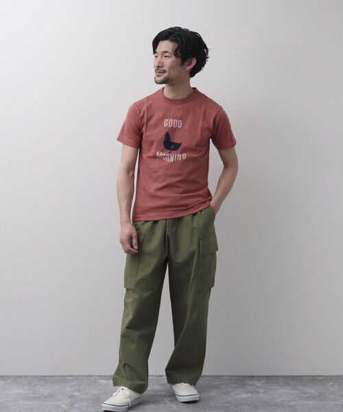 BARNS OUTFITTERS(バーンズアウトフィッターズ)の「【BARNS OUTFITTERS】別注 吊り編みTシャツ GOOD MORNING ニワトリ(Tシャツ/カットソー・メンズ・ベージュ/レッド/ホワイト・LARGE/SMALL/X-LARGE/MEDIUM)」の4枚目の写真