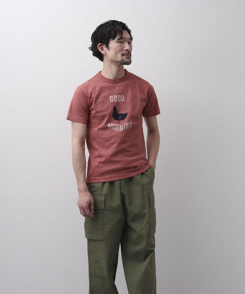 BARNS OUTFITTERS(バーンズアウトフィッターズ)の「【BARNS OUTFITTERS】別注 吊り編みTシャツ GOOD MORNING ニワトリ(Tシャツ/カットソー・メンズ・ベージュ/レッド/ホワイト・LARGE/SMALL/X-LARGE/MEDIUM)」の6枚目の写真