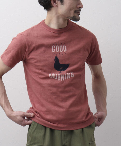 BARNS OUTFITTERS(バーンズアウトフィッターズ)の「【BARNS OUTFITTERS】別注 吊り編みTシャツ GOOD MORNING ニワトリ(Tシャツ/カットソー・メンズ・ベージュ/レッド/ホワイト・LARGE/SMALL/X-LARGE/MEDIUM)」の8枚目の写真