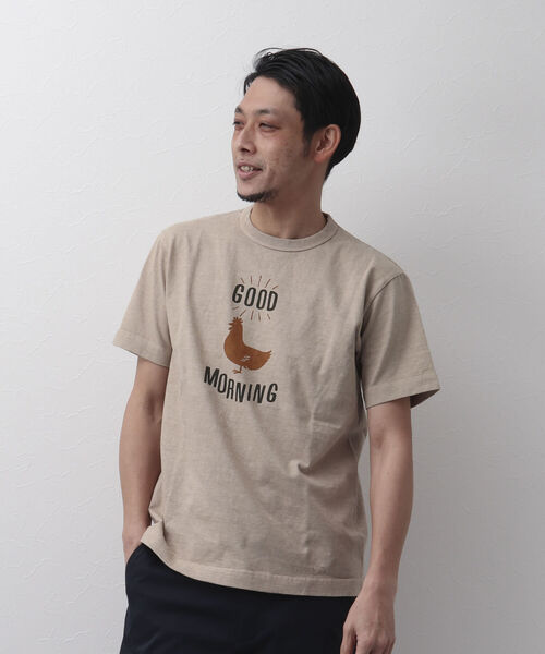 BARNS OUTFITTERS(バーンズアウトフィッターズ)の「【BARNS OUTFITTERS】別注 吊り編みTシャツ GOOD MORNING ニワトリ(Tシャツ/カットソー・メンズ・ベージュ/レッド/ホワイト・LARGE/SMALL/X-LARGE/MEDIUM)」の21枚目の写真