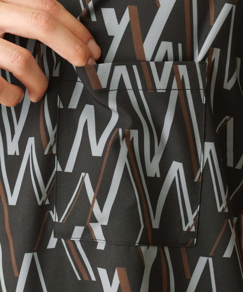 a.v.v（アーヴェヴェ）の「幾何学柄プリントオープンカラーシャツ（シャツ/ブラウス・メンズ・ネイビー/ブラック・46/48/50）」の20枚目の写真