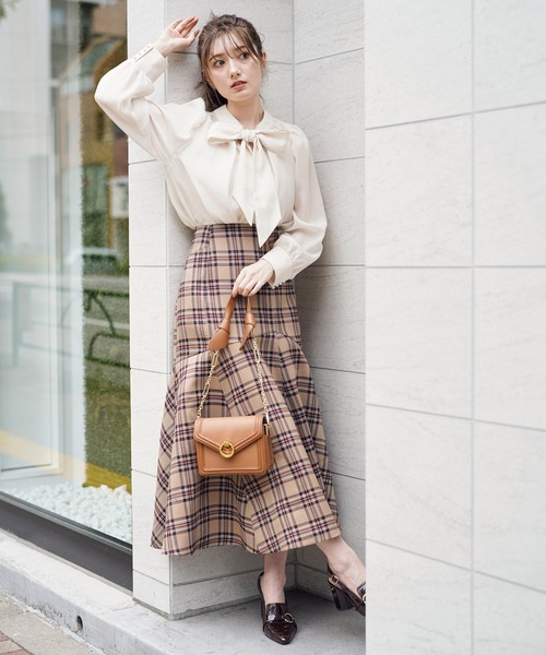 NOELA（ノエラ）の「フレアヘムハイウエストチェックスカート（スカート・レディース・ベージュ/グリーン/ボルドー・S/M）」の4枚目の写真
