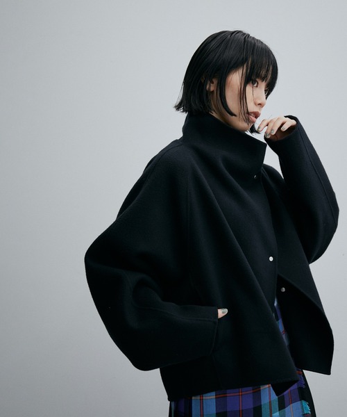 ADAM ET ROPE'(アダムエロペ)の「Super140's リバーショートコート(その他アウター・レディース・ブラック/キャメル・FREE)」の2枚目の写真