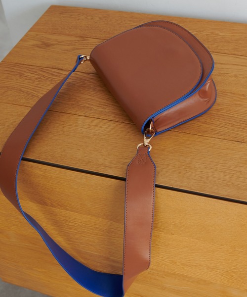 DISCOAT(ディスコート)の「【ベストセラー/新色追加】バイカラーフラップショルダーバッグ(ショルダーバッグ・レディース・ブラック/ベージュ/ブラウン/ブラック系その他/グレイッシュベージュ・FREE)」の17枚目の写真