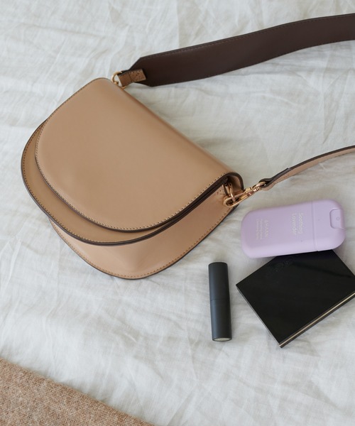 DISCOAT(ディスコート)の「【ベストセラー/新色追加】バイカラーフラップショルダーバッグ(ショルダーバッグ・レディース・ブラック/ベージュ/ブラウン/ブラック系その他/グレイッシュベージュ・FREE)」の20枚目の写真