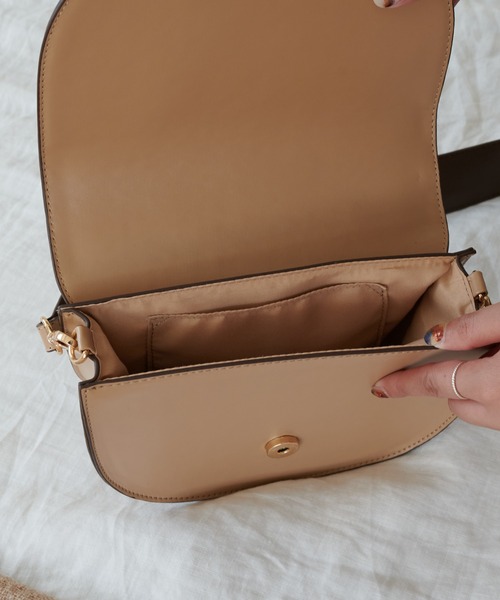 DISCOAT(ディスコート)の「【ベストセラー/新色追加】バイカラーフラップショルダーバッグ(ショルダーバッグ・レディース・ブラック/ベージュ/ブラウン/ブラック系その他/グレイッシュベージュ・FREE)」の22枚目の写真