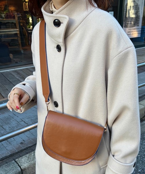 DISCOAT(ディスコート)の「【ベストセラー/新色追加】バイカラーフラップショルダーバッグ(ショルダーバッグ・レディース・ブラック/ベージュ/ブラウン/ブラック系その他/グレイッシュベージュ・FREE)」の9枚目の写真