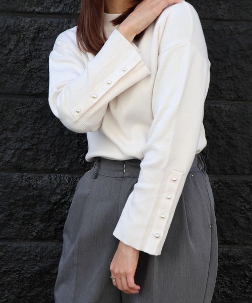Brownie(ブラウニー)の「Brownie 袖スリット2WAYボタンプルオーバー(ニット/セーター・レディース・ピンク/オフホワイト/ブルー/ブラック・FREE)」の1枚目の写真