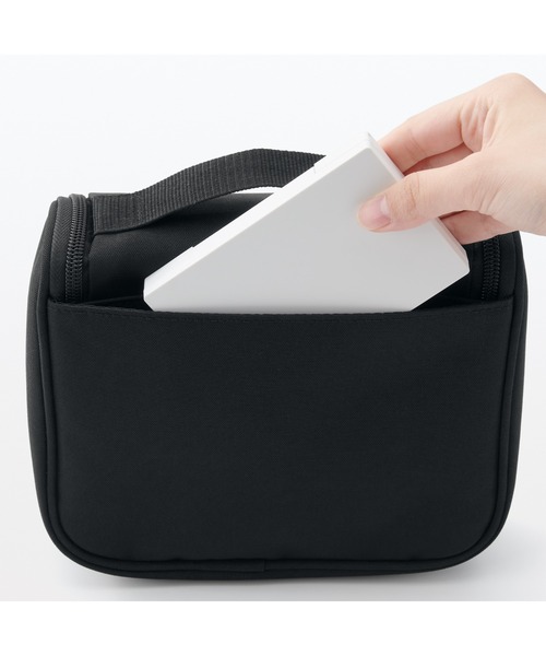無印良品（ムジルシリョウヒン）の「ポリエステル　吊るして使える洗面用具ケース　約１６×１９×６ｃｍ（トラベルグッズ・レディース・ブラック/グレー系・FREE）」の9枚目の写真