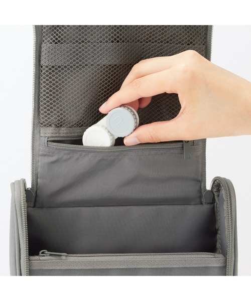 無印良品（ムジルシリョウヒン）の「ポリエステル　吊るして使える洗面用具ケース　約１６×１９×６ｃｍ（トラベルグッズ・レディース・ブラック/グレー系・FREE）」の13枚目の写真