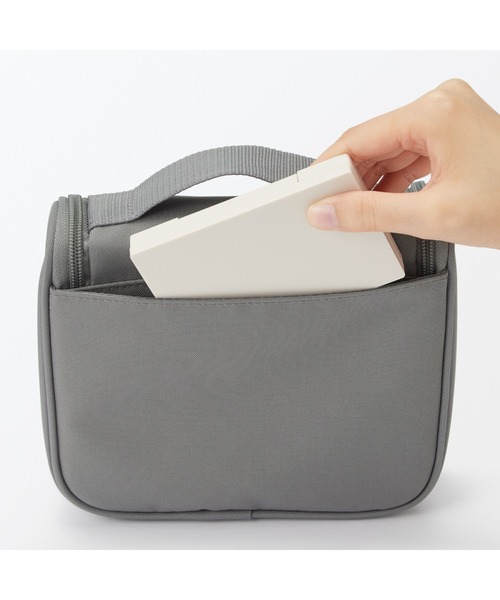無印良品（ムジルシリョウヒン）の「ポリエステル　吊るして使える洗面用具ケース　約１６×１９×６ｃｍ（トラベルグッズ・レディース・ブラック/グレー系・FREE）」の14枚目の写真
