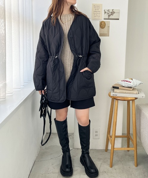 GeeRA（ジーラ）の「オーバーサイズドロスト付キルティングミドルコート（ノーカラージャケット・レディース・アイボリー/ブラック/カーキ・MEDIUM/LARGE/X-LARGE）」の10枚目の写真