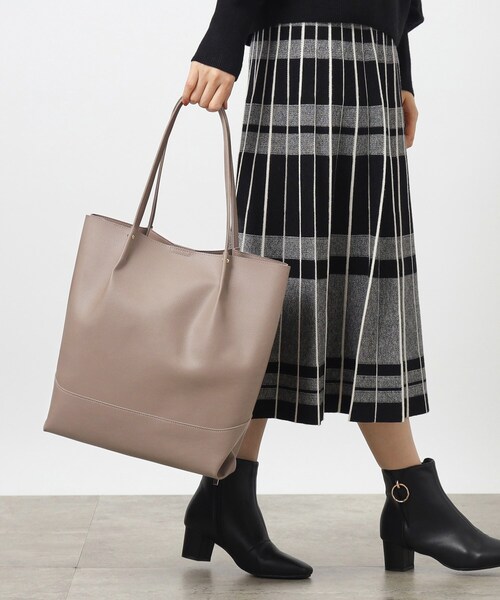 grove(グローブ)の「◆【A4サイズ】1枚革風タック切り替えトート(トートバッグ・レディース・ブラック/ブラウン系その他/ピンク系その他/ライトグレー・00)」の4枚目の写真