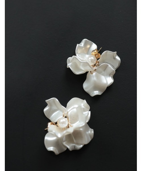 Re:EDIT（リエディ）の「[2023A/W COLLECTION][MEISM by Re:EDIT]スイングフラワーピアス（ピアス（両耳用）・レディース・ホワイト系/ホワイト・FREE）」の2枚目の写真