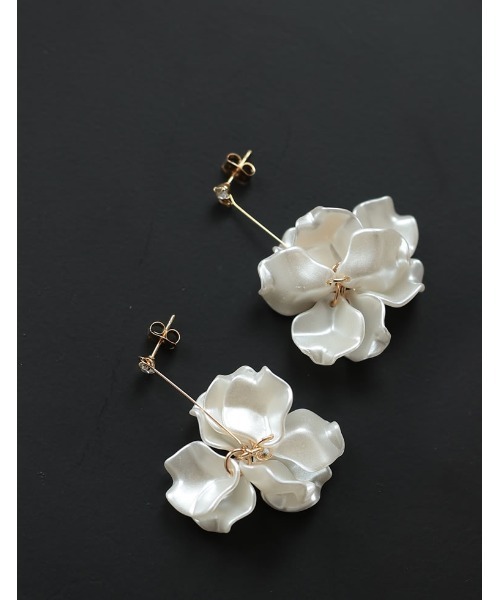Re:EDIT（リエディ）の「[2023A/W COLLECTION][MEISM by Re:EDIT]スイングフラワーピアス（ピアス（両耳用）・レディース・ホワイト系/ホワイト・FREE）」の3枚目の写真