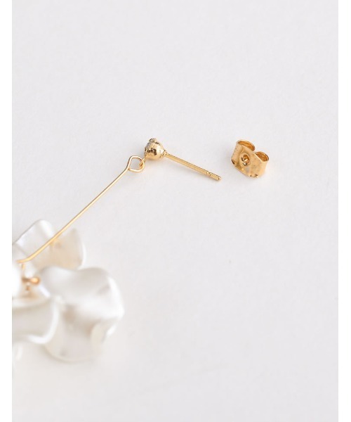 Re:EDIT（リエディ）の「[2023A/W COLLECTION][MEISM by Re:EDIT]スイングフラワーピアス（ピアス（両耳用）・レディース・ホワイト系/ホワイト・FREE）」の6枚目の写真