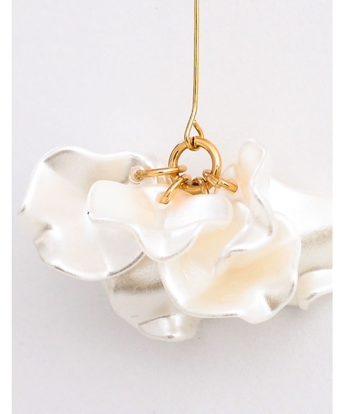 Re:EDIT（リエディ）の「[2023A/W COLLECTION][MEISM by Re:EDIT]スイングフラワーピアス（ピアス（両耳用）・レディース・ホワイト系/ホワイト・FREE）」の7枚目の写真