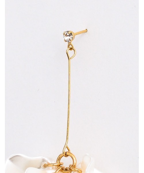 Re:EDIT（リエディ）の「[2023A/W COLLECTION][MEISM by Re:EDIT]スイングフラワーピアス（ピアス（両耳用）・レディース・ホワイト系/ホワイト・FREE）」の5枚目の写真