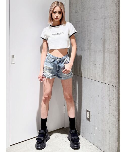 GYDA（ジェイダ）の「ジャストウエストダメージデニムショートパンツ（デニムパンツ・レディース・ライトブルー/ブルー・SMALL/MEDIUM/LARGE/X-SMALL）」の4枚目の写真