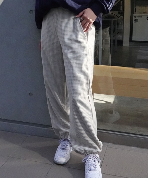 CORNERS（コーナーズ）の「ポコポコカットコーデュロイジョガーパンツ【セットアップ可能】（スウェットパンツ・レディース・ベージュ系その他/ブラック・M）」の7枚目の写真