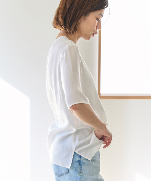 IENA（イエナ）の「キュプラナイロンサテンTブラウス（シャツ/ブラウス・レディース・ホワイト/ネイビー・FREE）」の13枚目の写真