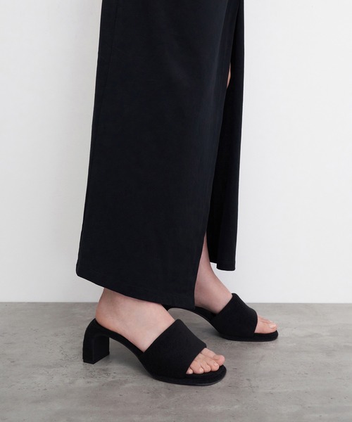 CHARLES & KEITH（チャールズ & キース）の「Loey ローイー テクスチャーカーブヒールミュール（サンダル・レディース・ベージュ/ブラック系その他2・22.5cm/23cm/23.5cm/24.5cm/25cm）」の2枚目の写真