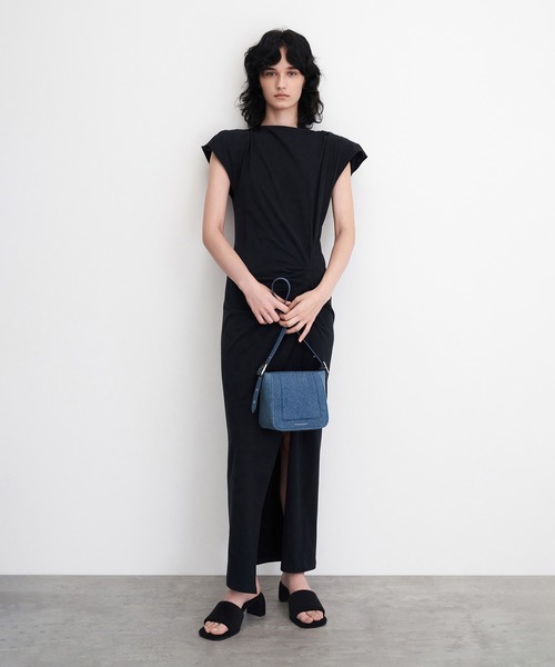 CHARLES & KEITH（チャールズ & キース）の「Loey ローイー テクスチャーカーブヒールミュール（サンダル・レディース・ベージュ/ブラック系その他2・22.5cm/23cm/23.5cm/24.5cm/25cm）」の8枚目の写真