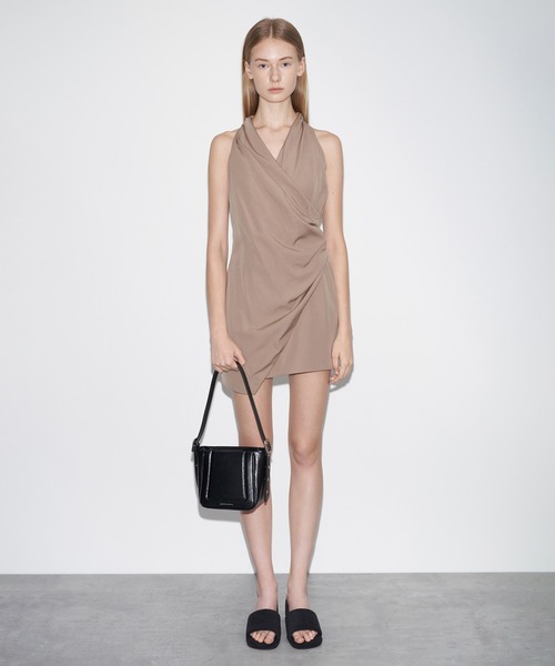 CHARLES & KEITH（チャールズ & キース）の「Loey ローイー テクスチャーカーブヒールミュール（サンダル・レディース・ベージュ/ブラック系その他2・22.5cm/23cm/23.5cm/24.5cm/25cm）」の9枚目の写真