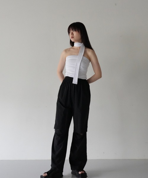Uenui（ウニュイ）の「【ZOZO限定】ひざ オープン スリット ナイロンパンツ（その他パンツ・レディース・ブルー/ブラック・FREE）」の3枚目の写真