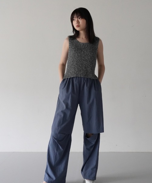Uenui（ウニュイ）の「【ZOZO限定】ひざ オープン スリット ナイロンパンツ（その他パンツ・レディース・ブルー/ブラック・FREE）」の4枚目の写真