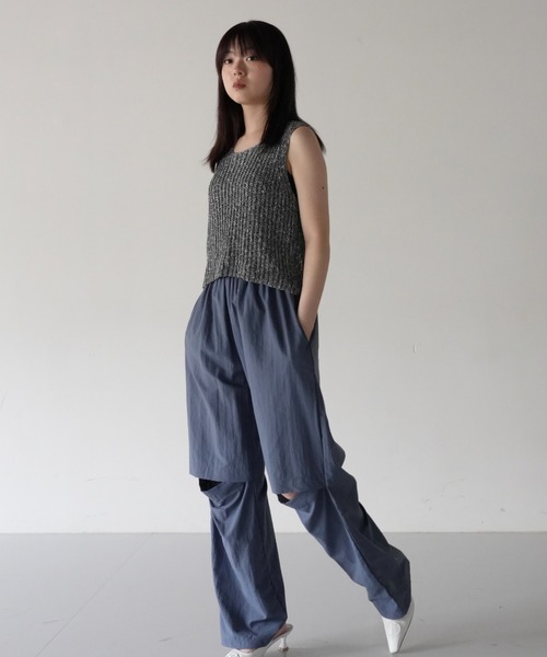 Uenui（ウニュイ）の「【ZOZO限定】ひざ オープン スリット ナイロンパンツ（その他パンツ・レディース・ブルー/ブラック・FREE）」の5枚目の写真